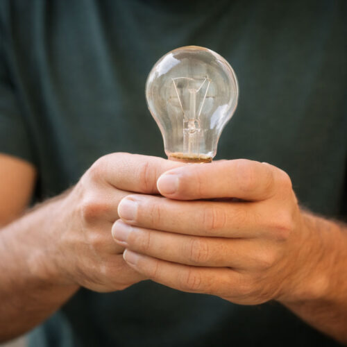 Lâmpada queimando rápido? Veja as causas mais comuns e como resolver